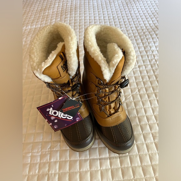 New boots size 4 fur lined.  ST2 - Picture 1 of 6